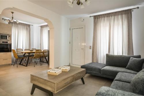 阿尔戈斯托利翁Serenity Home的客厅配有沙发和桌子