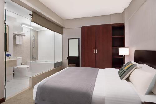 广州广州盛雅服务公寓的一间带大床的卧室和一间浴室