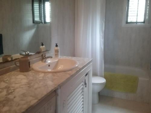 圣何塞德萨塔莱阿Casa Sol & Mar的浴室配有盥洗盆、卫生间和浴缸。