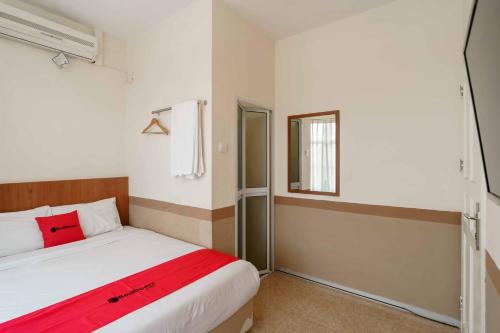 巴淡岛中心RedDoorz near Plaza Botania 1 Batam的一间小卧室,配有床和窗户