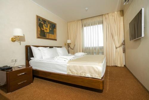 维多利亚酒店客房内的一张或多张床位