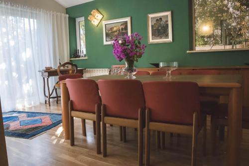 斯普利特Luxury Suite Jasmin的餐桌、椅子和花瓶