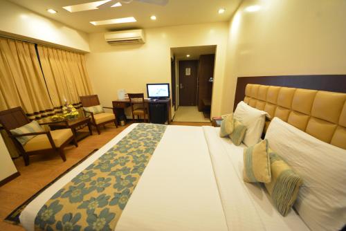 那格浦尔纳格普尔@传奇酒店的一间带大床的卧室和一间客厅