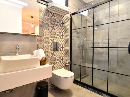达特恰Tahirağa Otel的浴室配有卫生间、盥洗盆和淋浴。