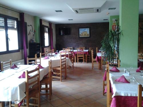 Casillas de BerlangaHotel CTR San Baudelio的用餐室配有桌椅和白色的桌布