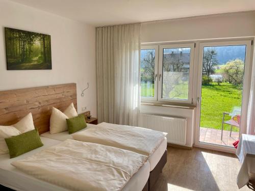 BöhmingRömercastell Wirtshaus & Hotel的一间卧室设有一张床和一个大窗户