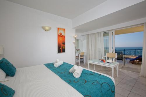 斯加雷塔Rethymno Mare Royal & Water Park的一间卧室配有一张床,享有海景