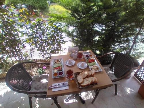 伊斯坦布尔NEW BEYLERBEYİ HOTEL的一张桌子,上面放着食物盘