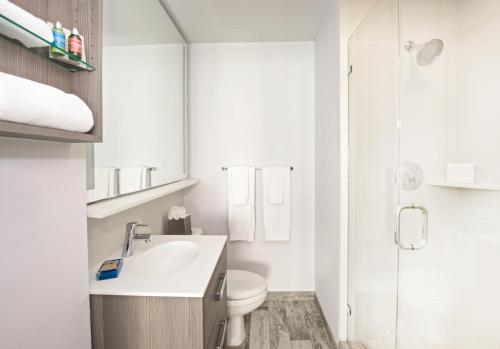 迈阿密海滩Blue Moon Hotel的浴室配有卫生间、盥洗盆和淋浴。