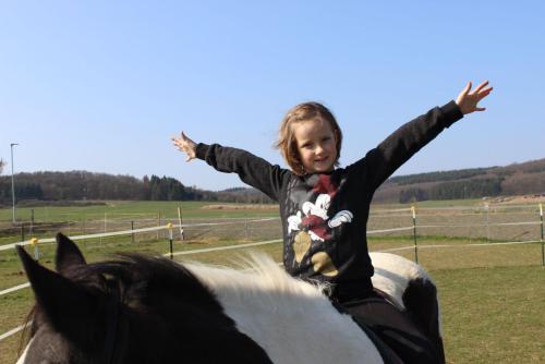 OttrauSonnenhof Ottrau的骑在马顶上的年轻女孩