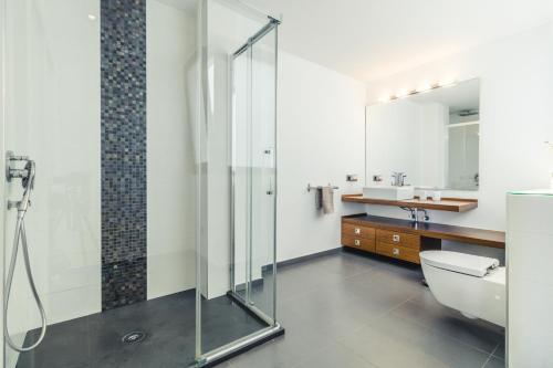 梅莱纳拉Top Views Melenara Beach Avenue Apartments的带淋浴、卫生间和盥洗盆的浴室