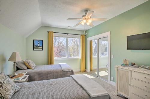 Cozy and Urban Ludington Apt about 1 Mi to Lake Michigan客房内的一张或多张床位