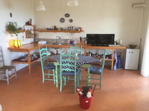 SellíaRocky Mountain Way - Off The Cretan Track的厨房配有桌椅和书桌。