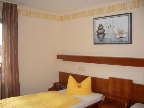 普莱滕贝格巴顿菲尔酒店的一间卧室配有一张黄色枕头的床