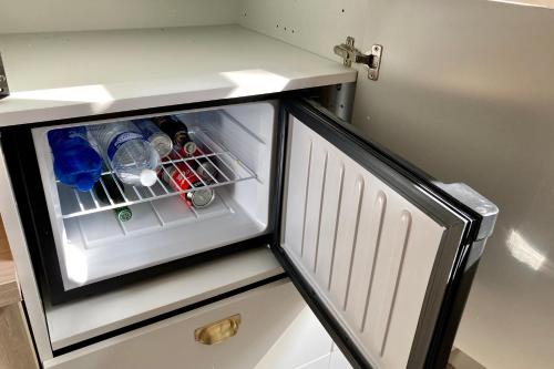 瓦洛尼OXXOTEL的厨房里设有一台带门的小冰箱