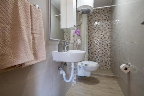 内乌姆Apartmani Frane的一间带水槽和卫生间的浴室