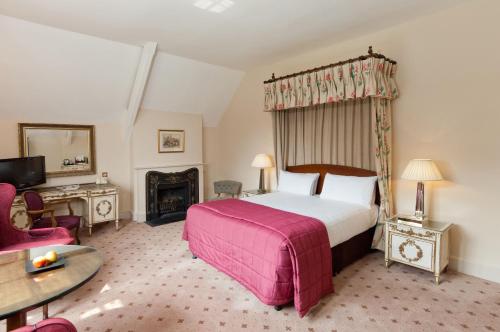 Flitwick Manor Hotel, BW Premier Collection客房内的一张或多张床位