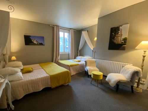 Rigny-UsséLe Clos d'Ussé的酒店客房,配有两张床和椅子