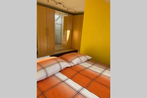 克拉根福Urlaub machen wo andere arbeiten :)的一张大床,位于带镜子的房间里