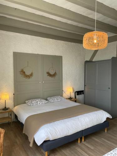 LesperonHôtel et RESTAURANT traditionnel L' Escalandes的一间卧室配有一张大床和两个枕头