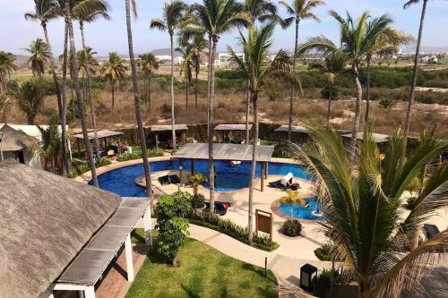 马萨特兰Palmilla residencial departamento en zona privada的棕榈树度假村泳池的空中景致