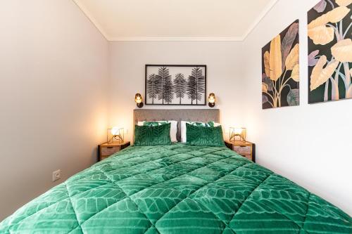 马达莱纳Pico Studios的一间卧室配有绿色的床和两个绿色枕头