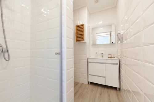 马达莱纳Pico Studios的带淋浴和盥洗盆的白色浴室