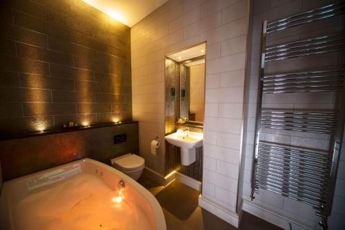 奇切斯特East Walls Hotel的带浴缸、卫生间和盥洗盆的浴室