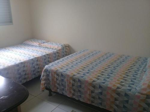 巴乌鲁Casa - Chácara Bella Arraes的一间客房内配有两张床的房间