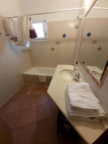 Chorazimלמרפסת La Balcona的浴室配有盥洗盆和浴缸。