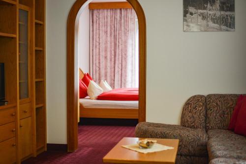 拉布拉Appartements Residence Ganthaler的客厅设有1张床和1面镜子
