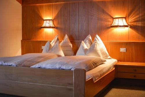 拉布拉Appartements Residence Ganthaler的一间卧室配有一张带两个灯的床