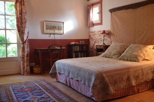 圣萨蒂南艾普特Le Mas Perréal的一间卧室设有一张床和一个窗口