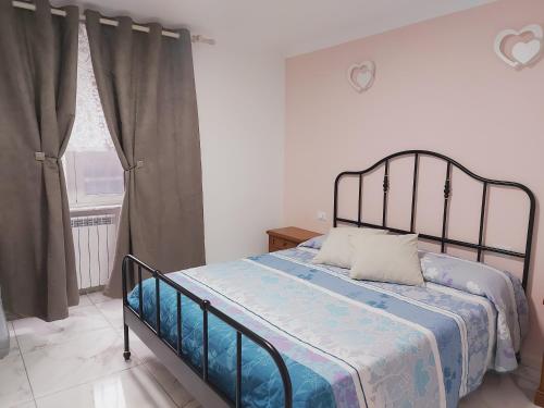 热那亚Camera matrimoniale Genova rooms的一间卧室配有一张带蓝色毯子的床