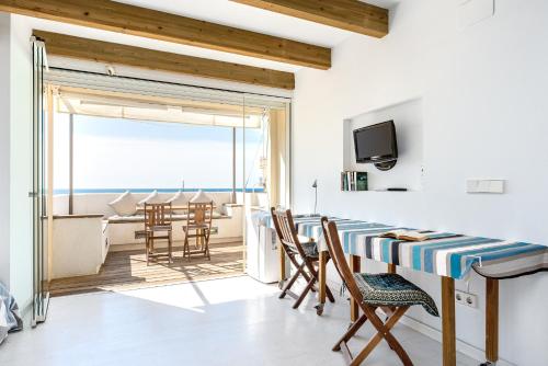 拉梅特拉·德·玛尔Hauzify I Loft Brisa del Mar的一间带桌椅的客厅和一个阳台