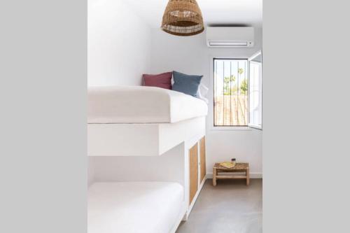 马贝拉Las Flores de Marta (Milla de Oro - Marbella)的卧室配有白色的床和窗户。