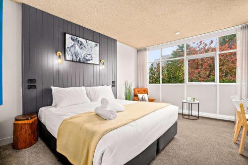 阿米代尔City Centre Motel Armidale的一间卧室设有一张大床和一个窗户。
