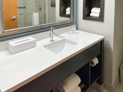墨尔本墨尔本棕榈湾拉金塔旅馆及套房的一间带水槽和镜子的浴室