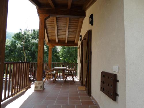 Casa rural en jerte: La casa del molino的阳台或露台