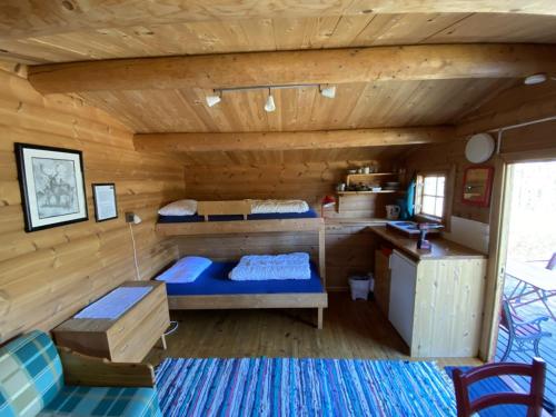 GarmoKvila Hytteutleie的小屋内带两张双层床的客房