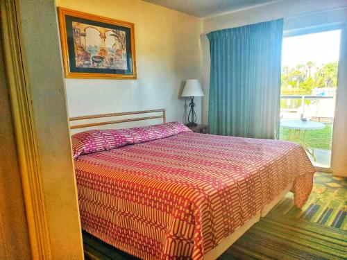 克里斯特尔里弗波特和马里纳酒店的一间卧室设有一张床和一个美景窗户。