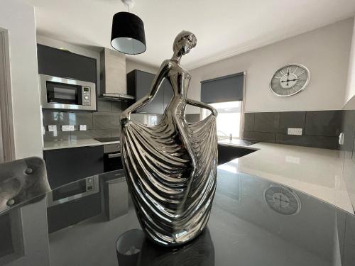波特帕特里克Apartments No. 19的厨房里女人的金属雕像