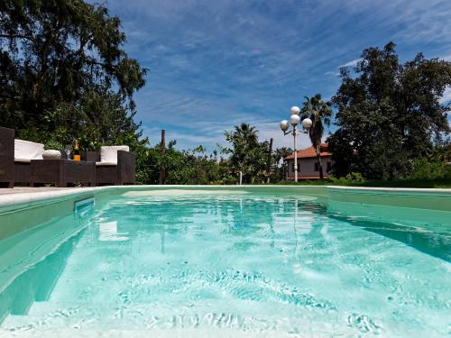 卡斯特拉玛雷帝斯达比亚Du Parc Boutique Home的蓝色海水大型游泳池