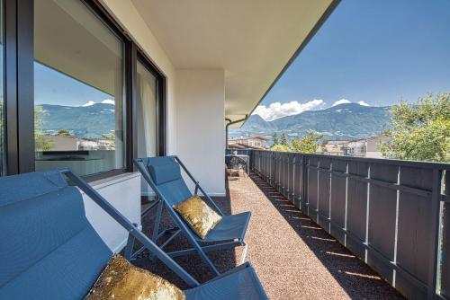 拉纳goldfinger + suites的阳台上的蓝色椅子