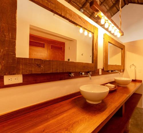 图卢姆Mimosa Tulum的浴室设有木台上的两个盥洗盆