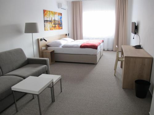 莫斯特卡皮多酒店的酒店客房,配有床和沙发