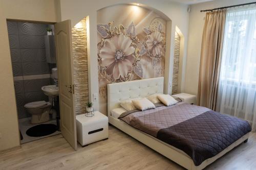 RūjienaLauvas Līcis的一间卧室配有一张带花墙的床
