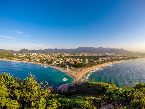 里约热内卢Recreio, a praia mais charmosa do RJ!的享有海滩、建筑和大海的景色