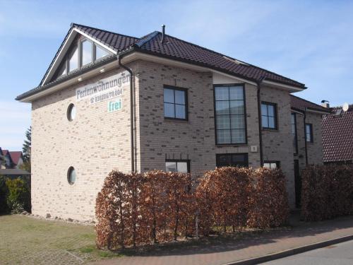 格拉尔-米里茨Ferienwohnung-Ostseestrand的前面有 ⁇ 形的砖砌建筑