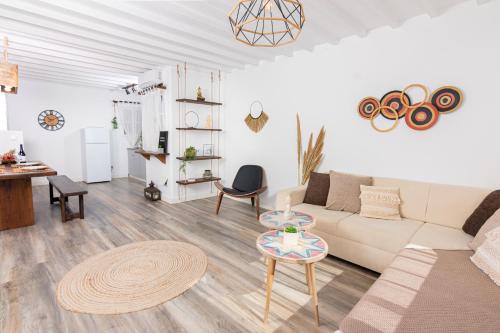 Megali AmmosWhitelist Loft in Mykonos Town的客厅配有沙发和桌子